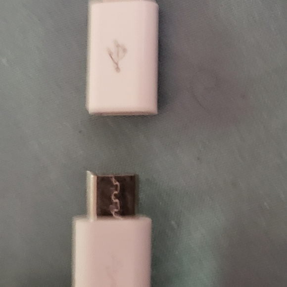 Liz Claiborne White Wristlet w/Built-In Charger NEW - Picture 8 of 10